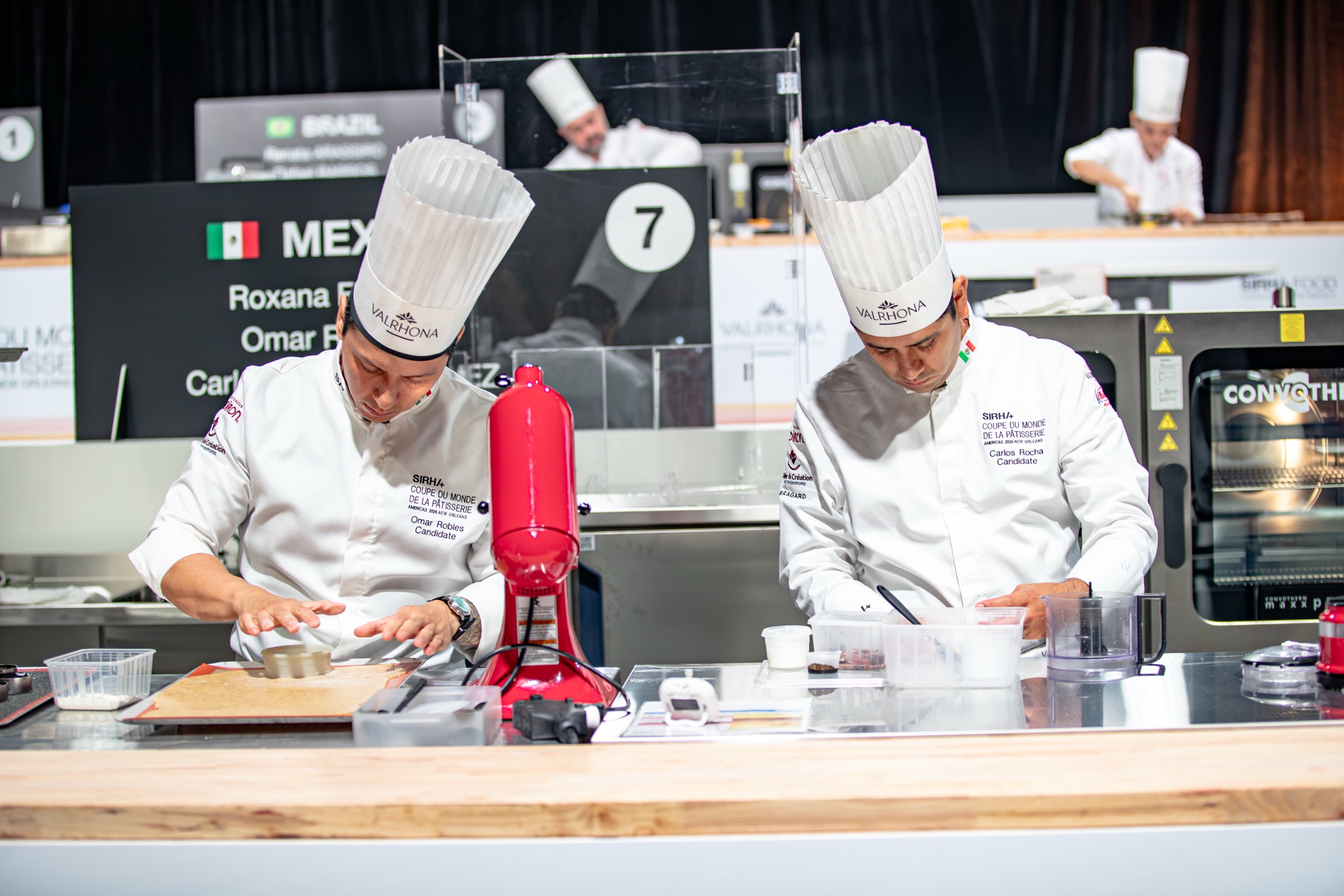 El equipo mexicano trabaja en su estación durante la selección de las Américas de la Coupe du Monde de la Pâtisserie