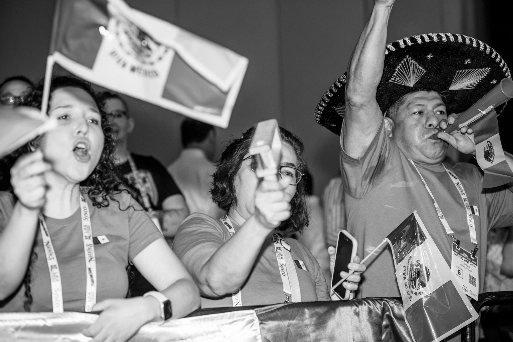 La afición mexicana celebra con banderas durante la competencia